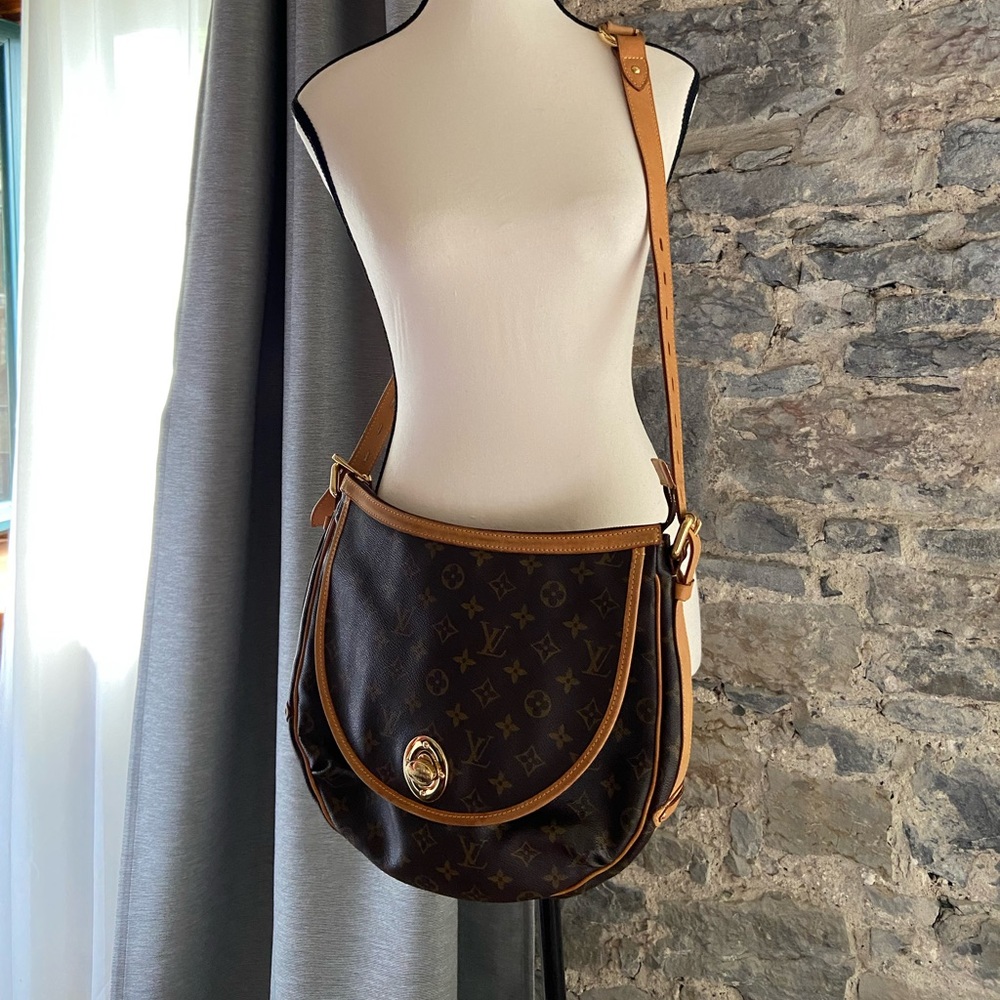 Beautiful Louis Vuitton Crossbody shoulder bag monogram!